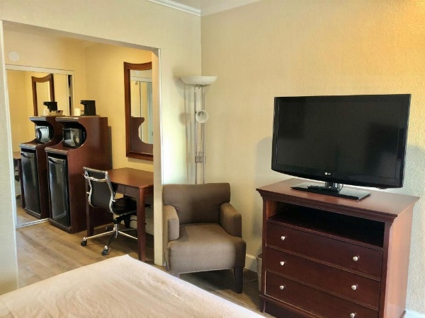 Blu Pacific Hotel image 11